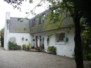 a white house with a green roof at Hosefield Bed and Breakfast in Ellon