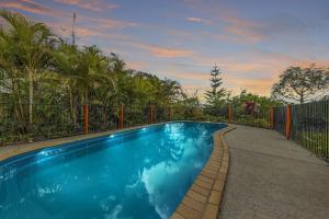 50kms of stunning ocean & hinterland views with pool内部或周边的泳池