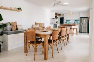 Dapur atau dapur kecil di Prime location with pool - walk to Coolum Beach +24 gambar