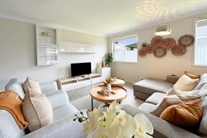 a living room with a couch and a table at Vineyard Oasis Heart of the Hunter in Cessnock