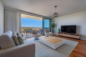 TV a/nebo společenská místnost v ubytování Cond Bayline LUX BEACH&SPA APARTMENT - Atum - BY BEDZY