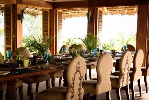 Um restaurante ou outro lugar para comer em Qambani Luxury Resort