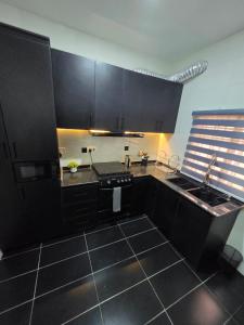 Kuchyň nebo kuchyňský kout v ubytování The Blcksite - 3 bedroom apartments in Wuse