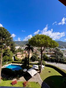 widok na ośrodek z basenem i drzewami w obiekcie La Loggia Sul Mare w Rapallo