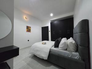 Posezení v ubytování The Blcksite - 3 bedroom apartments in Wuse