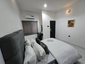 Postel nebo postele na pokoji v ubytování The Blcksite - 3 bedroom apartments in Wuse