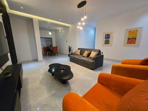Posezení v ubytování The Blcksite - 3 bedroom apartments in Wuse