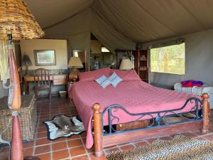 Postel nebo postele na pokoji v ubytování Buffalo's Rest Greenpark-Naivasha