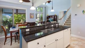 una cucina con un lavello e un piano di lavoro di TRANQUILITY VILLA Tranquil 2BR Kulalani Villa with Private Beach Club a Waikoloa
