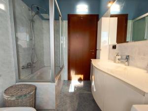 Un baño con ducha, bañera y lavabo. en S&M APARTMENTS - Splendida Mansarda in Legno Nova Milanese - Monza, en Nova Milanese 5 fotos más