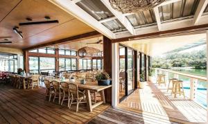 Un restaurant sau alt loc unde se poate mânca la Charming Cottage by the Water Pet Friendly WoyWoy