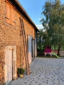 Gallery image of Superbe T2 dans grange, calme absolu, Pau à 10min in Buros