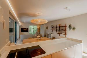 TV a/nebo společenská místnost v ubytování Luxe chalet met sauna in een oase van rust