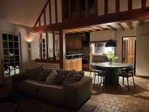 Ruang duduk di Longère normande, piscine privée chauffée et parc