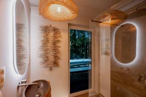 Koupelna v ubytování Luxe chalet met sauna in een oase van rust