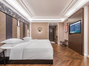 Łóżko lub łóżka w pokoju w obiekcie 锦江都城 新沂行政中心北京路店