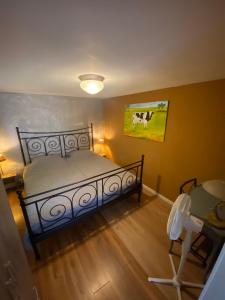 a bedroom with a bed and a painting on the wall at La Luna - Denise in Heerhugowaard