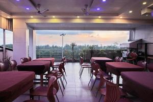 Restaurace v ubytování Hotel JP !! Near Sea Beach !! Best Family Hotel !!