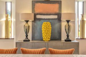 Χώρος καθιστικού στο Hilltop View with Hot Tub