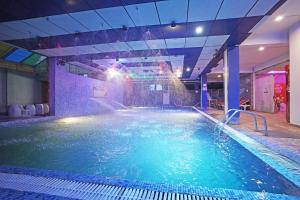 Bazén v ubytování Hotel JP !! Near Sea Beach !! Best Family Hotel !! nebo v jeho okolí
