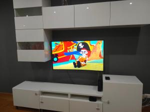 オディヴェーラスにあるLuxury ApartHotel Colinas do Cruzeiroの白いエンターテイメントセンターに座って薄型テレビを視聴できます。 +15枚の写真