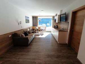 Uma TV ou centro de entretenimento em Alps Tux