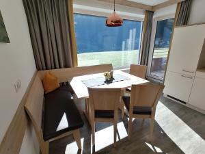 Uma área de estar em Alps Tux