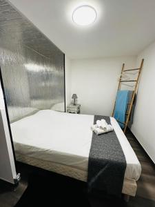 Un dormitorio con una cama con una pared de metal. en aixclusive, en Le Tholonet