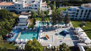 Bazén v ubytovaní Blue Sea Holiday Village alebo v jeho blízkosti