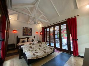 Ένα ή περισσότερα κρεβάτια σε δωμάτιο στο Bohemia 3 bedroom Villa +52 φωτογραφίες