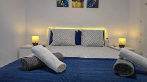 ein Schlafzimmer mit einem großen Bett mit zwei Lampen in der Unterkunft Casa Diana by HelloApartments in Costa Del Silencio