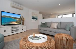 Χώρος καθιστικού στο Maloneys Beach Views 3 Bed Home