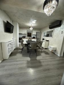 a kitchen and dining room with a table and chairs at RIN HOUSe 1 in Drobeta-Turnu Severin