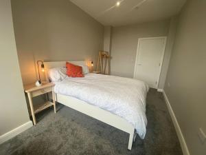 Postel nebo postele na pokoji v ubytování Chic Mill conversion beside Piece Hall & Eureka!