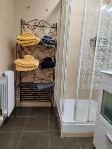 a towel rack in a bathroom next to a shower at Apartamento en Bilbao con Parking Gratis in Bilbao +21 photos
