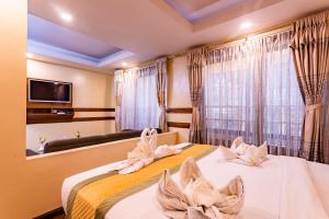 Postel nebo postele na pokoji v ubytování Yellow Pagoda Hotel
