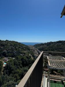 Aussicht von der Spitze eines Gebäudes mit einem Berg in der Unterkunft 3p cosy vue mer in Nizza