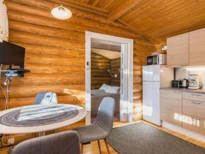 una cucina con un tavolo e sedie in una stanza di Holiday Home Valkjärvi 2 by Interhome a Mankala