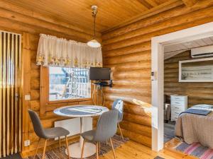 una stanza con un letto, un tavolo e delle sedie di Holiday Home Valkjärvi 2 by Interhome a Mankala
