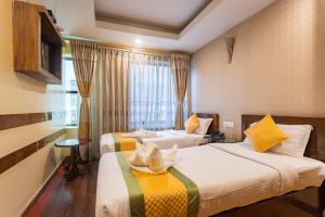 Rúm í herbergi á Yellow Pagoda Hotel