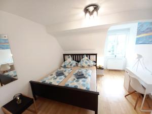 un dormitorio con una cama y un escritorio en Aparte 3-Zi-Wohnung im Oberallgäu direkt am Berg!, en Immenstadt im Allgäu