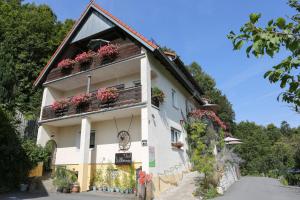 a building with flower boxes on the side of it at Ferienwohnungen Porisch in Egloffstein