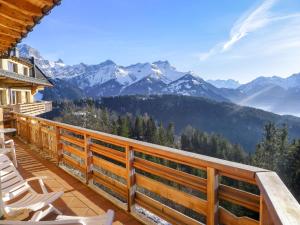 balcón con sillas y vistas a las montañas en Apartment Le Bristol A52 by Interhome, en Villars-sur-Ollon