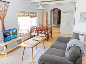 un salon avec un canapé et une table dans l'établissement Holiday Home Heinlahti by Interhome, à Rautjärvi