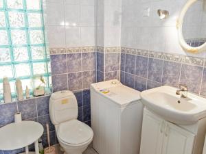 une salle de bains avec toilettes et lavabo dans l'établissement Holiday Home Heinlahti by Interhome, à Rautjärvi