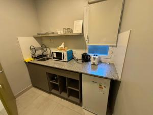 a kitchen with a counter top with a microwave at Estepa Aparts in General Roca