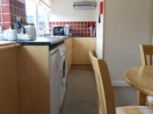 una pequeña cocina con fregadero y lavavajillas en Holiday Home Glamaig by Interhome, en Portree