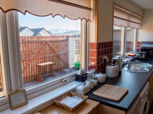 cocina con encimera y ventana con vistas en Holiday Home Glamaig by Interhome, en Portree 10 fotos más