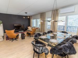 ein Wohnzimmer mit Tisch und Stühlen in der Unterkunft Holiday Home Casa krogerus ruka by Interhome in Rukatunturi 