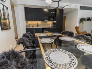 ein Esszimmer mit Tischen und Stühlen und eine Küche in der Unterkunft Holiday Home Casa krogerus ruka by Interhome in Rukatunturi  + 17 Fotos